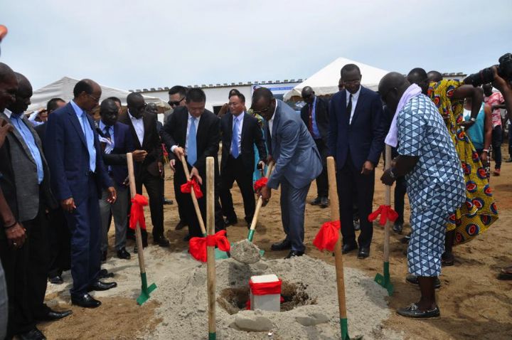 Coopération sino-ivoirienne : le Secrétaire d’Etat Mamadou Touré pose la première pierre d’une école chantier de BTP à Grand Bassam