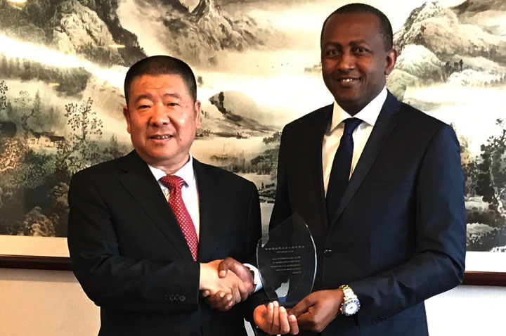 Reconnaissance du mérite / l’ivoirien Siriki SANGARE reçoit une distinction à Beijing (Pékin), en Chine